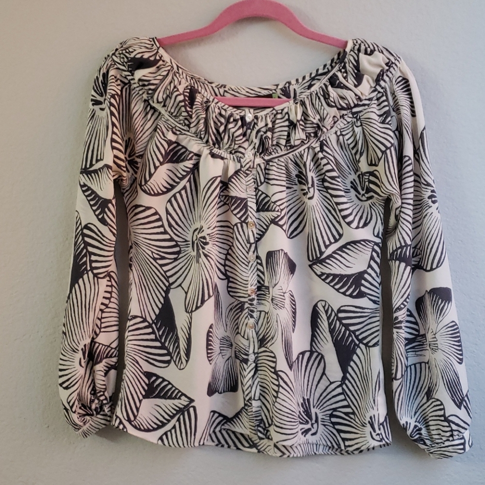 4/$25🌻AREA silk flower blouse